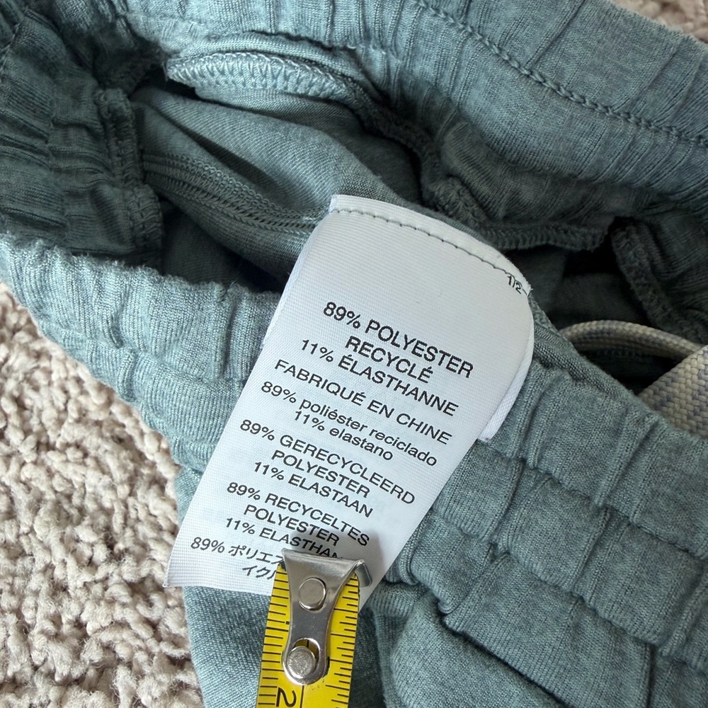 Vuori Women’s Boyfriend Dream Knit Jogger Pants Size M Laurel Heather - Picture 10 of 14